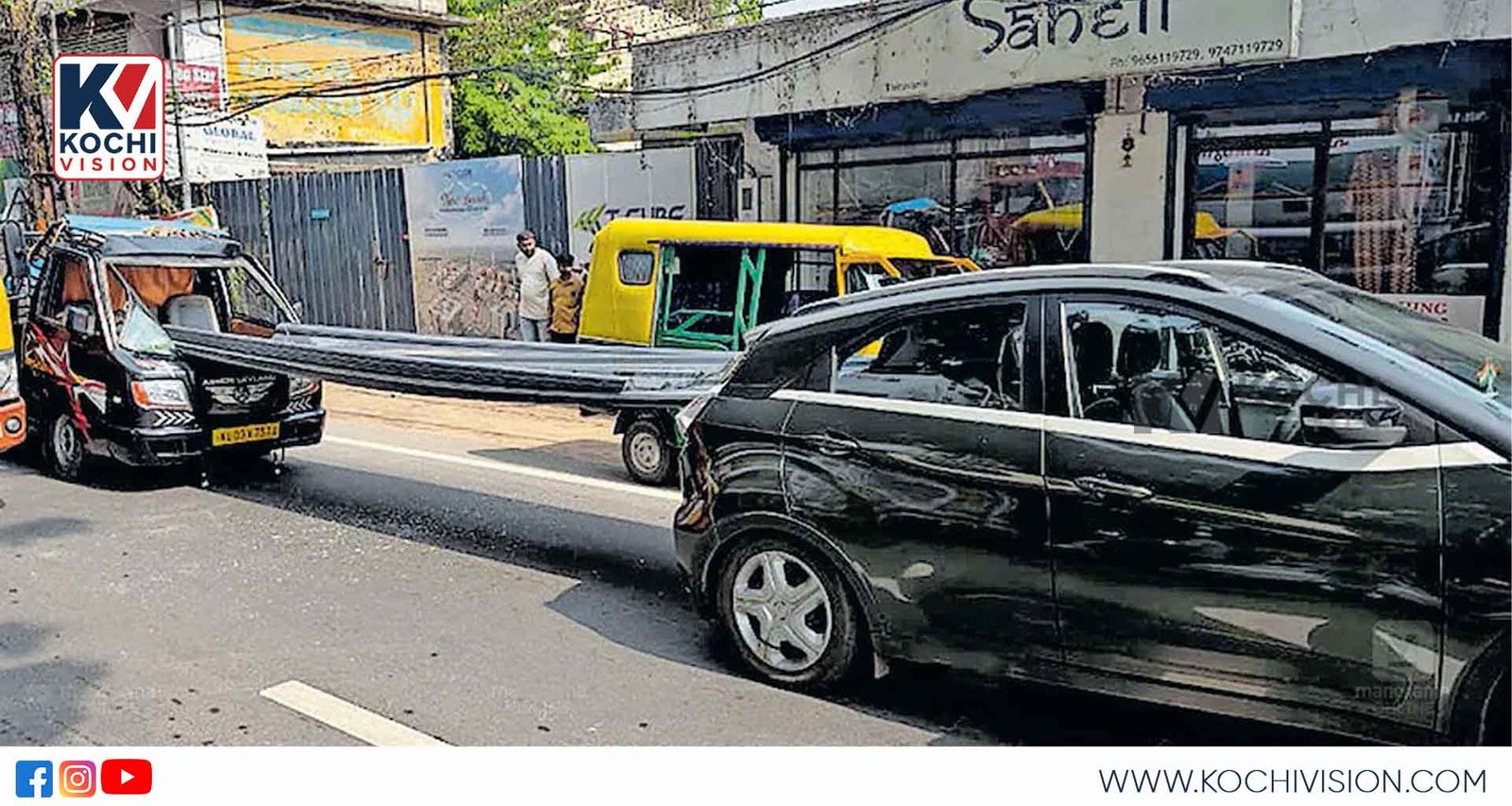 ഇരുമ്പ് ഷീറ്റുകൾ കാറിലേക്ക് ഇടിച്ചുകയറി; ദുരന്തം ഒഴിവായത് തലനാരിഴയ്ക്ക്